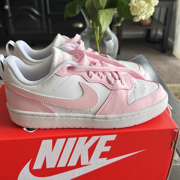 EUC Nike pink and white shoes - Picture 3 of 7